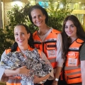 מתנדבי איחוד הצלה סיועו ליולדת בתהליך לידה בדרך לבית החולים