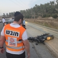 רוכב אופנוע (בן 20) נפצע באורח בינוני בתאונה בכביש סמוך לעיר: