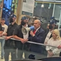 ראש הממשלה בנימין נתניהו הגיע עם רעייתו שרה לקניון ביג פאשן: